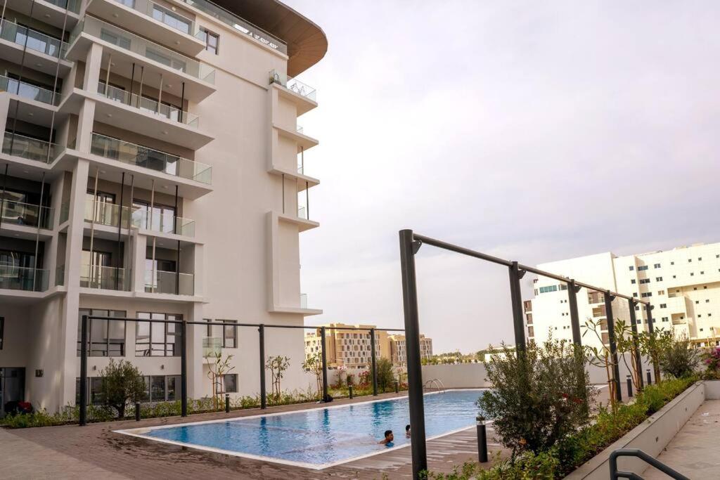 Mirage Zen 2BR Duplex Retreat with Pool in Oasis - Chambres d’hôtes Al Qurayyah