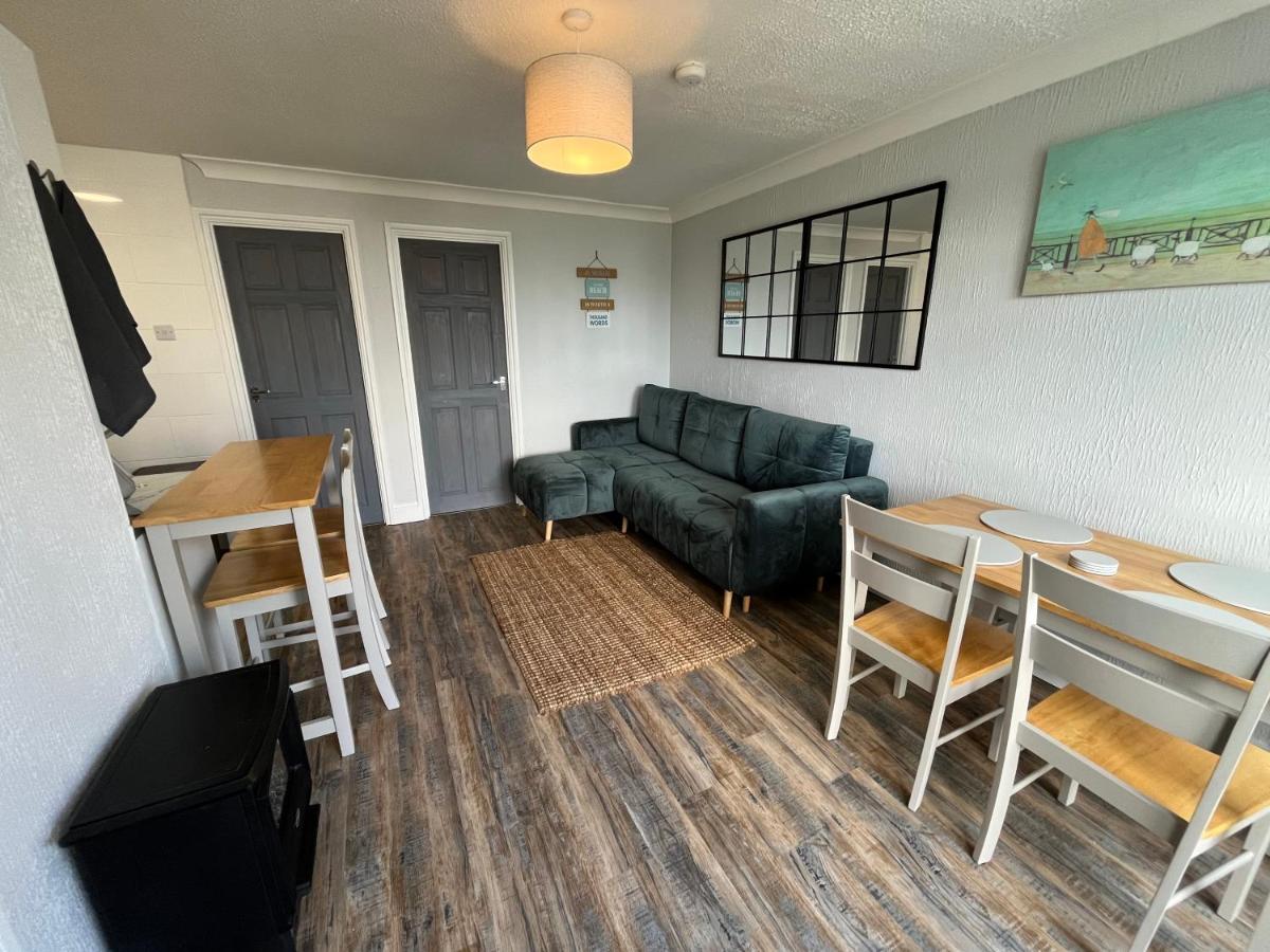 B&B Great Yarmouth - 88, Belle Aire, Hemsby - Two bed chalet, sleeps 5, bed linen and towels included - pet friendly - Bed and Breakfast Great Yarmouth