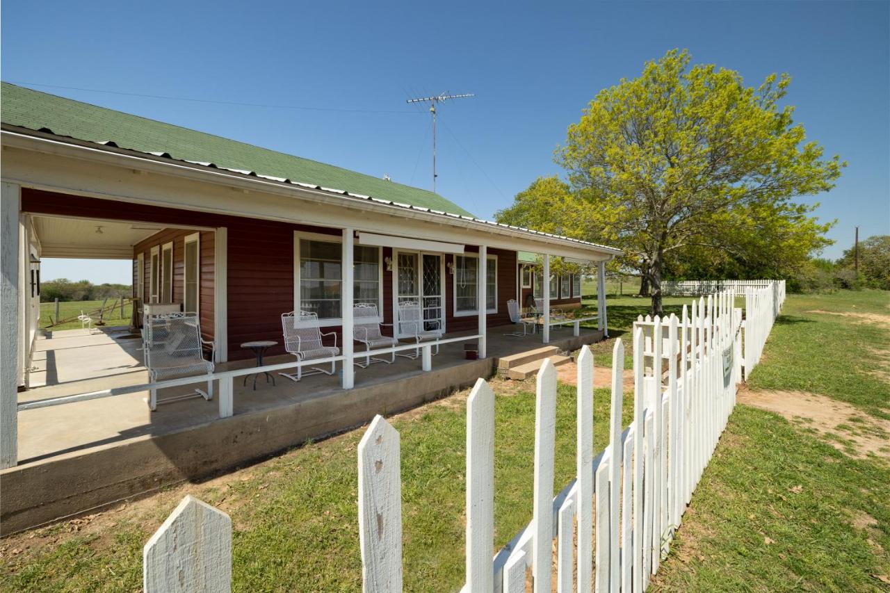 Stay on a 350-acre Cattle Ranch! Brazos River! Tubing! Petting zoo! - B&B