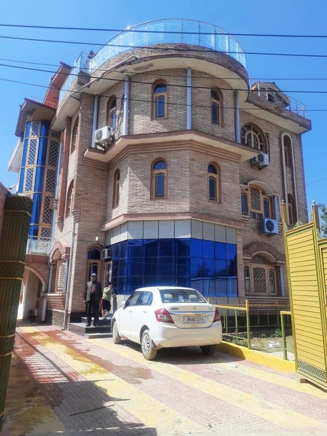 Bashaw Residency, Top Rated Family Guest House Near Srinagar Airport - B&B
