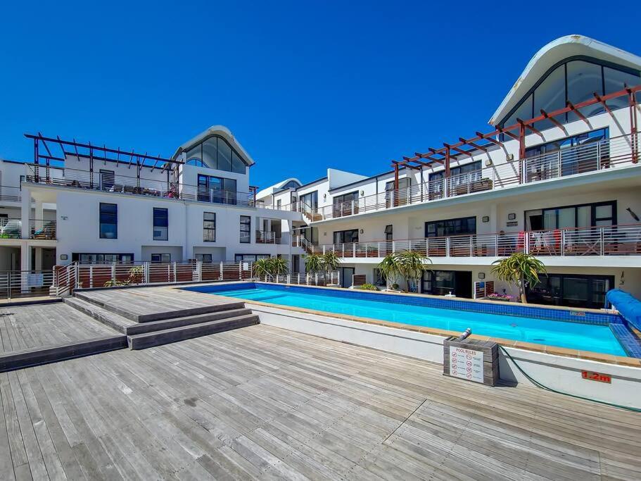 B&B Kapstadt - Family fun-sea,sand,surf convenience-pool, balcony - Bed and Breakfast Kapstadt