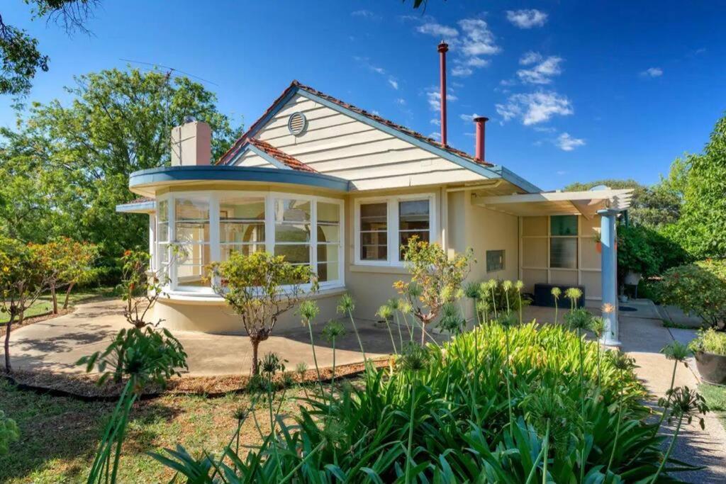 B&B Corowa - The Captain's Manor - Great location! - Bed and Breakfast Corowa