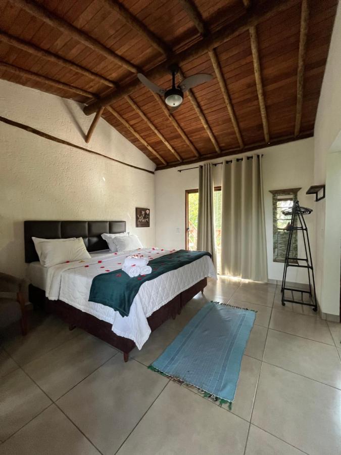 Zimmer mit Kingsize-Bett und Bergblick