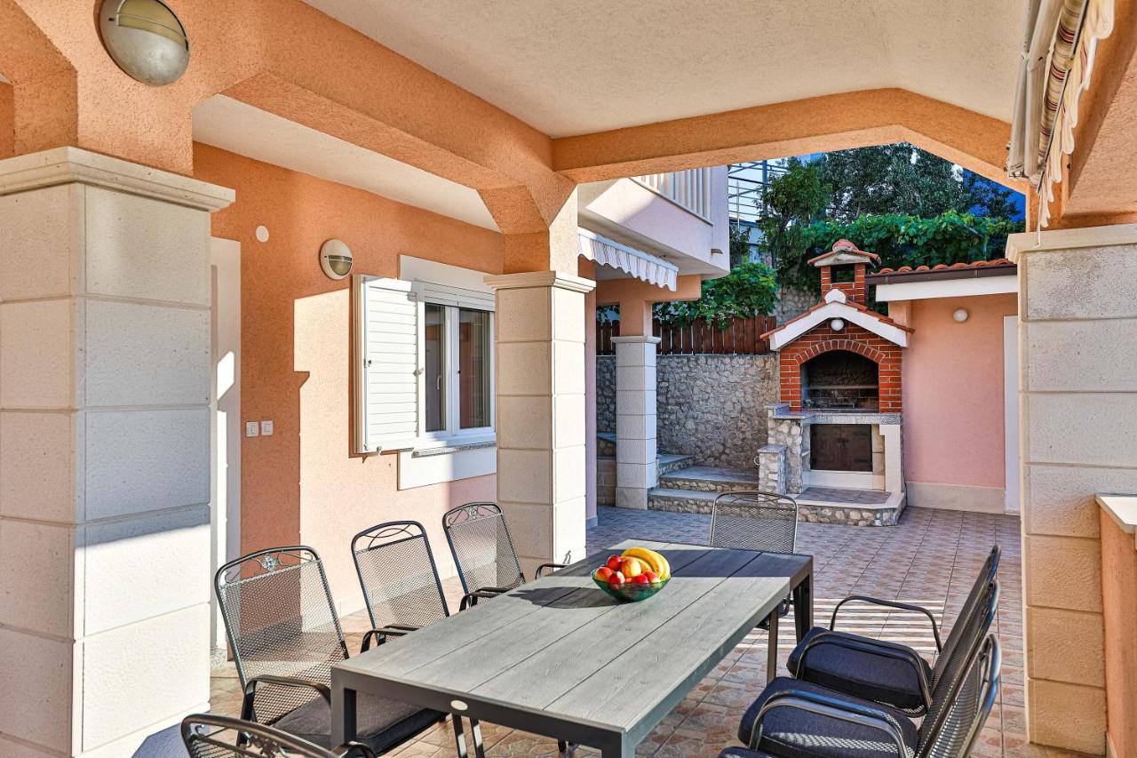 Luxury 2 etage apartment with private heated pool - B&B Rogoznica