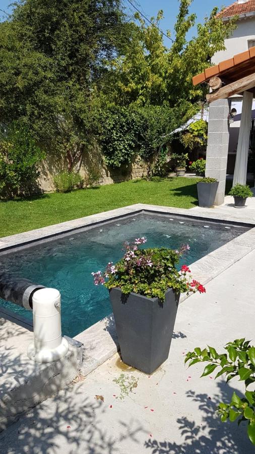 MAS DE VILLE AVEC PISCINE DANS SON COCON DE VERDURE - ESPRIT INDUSTRIEL - B&B