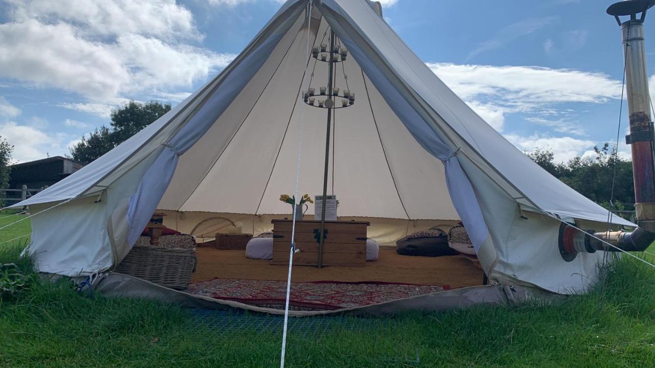 B&B High Wycombe - Home Farm Radnage Glamping Bell Tent 6, with Log Burner and Fire Pit - Bed and Breakfast High Wycombe
