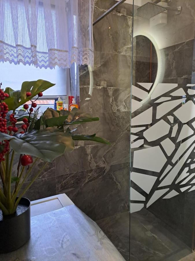 Camera Standard Doppia con Letti Singoli con Bagno in Comune