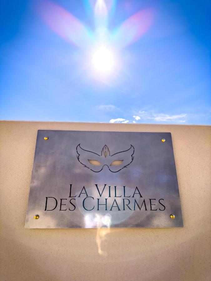 love room Villa Des Charmes-34450 vias - B&B