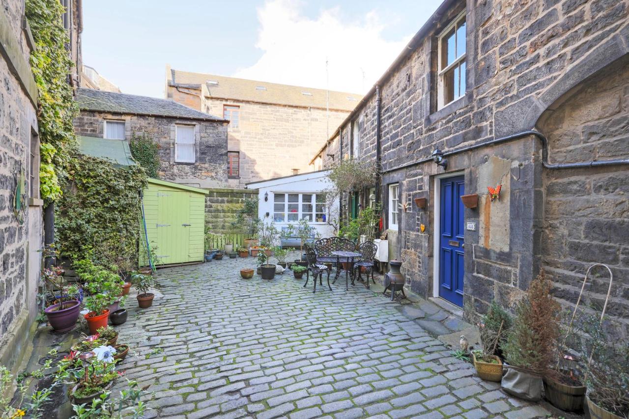 JOIVY Cute House with Courtyard - B&B Edimburgo