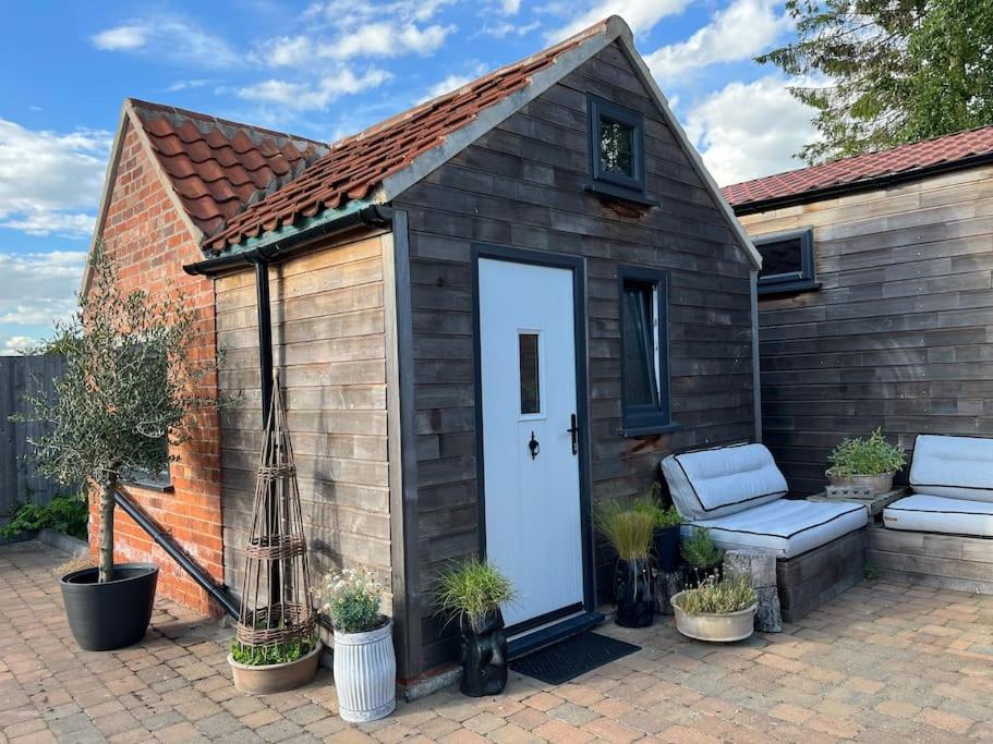 Tiny guesthouse with cozy mezzanine sleeping nook - B&B