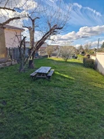 LES CERISIERS 2 Chambre 2 - Bed and Breakfast Nogaro