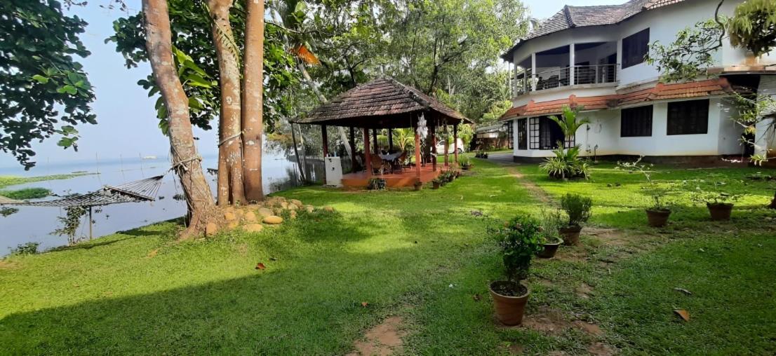 B&B Alleppey - Lovedale Lakeside Homestay - Bed and Breakfast Alleppey