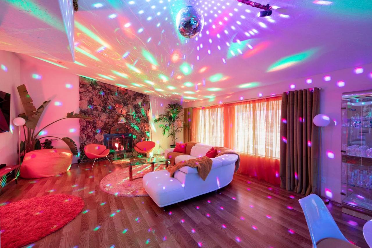 Disco House- The 70s Experience w Pool Spa - B&B Yucca Valley