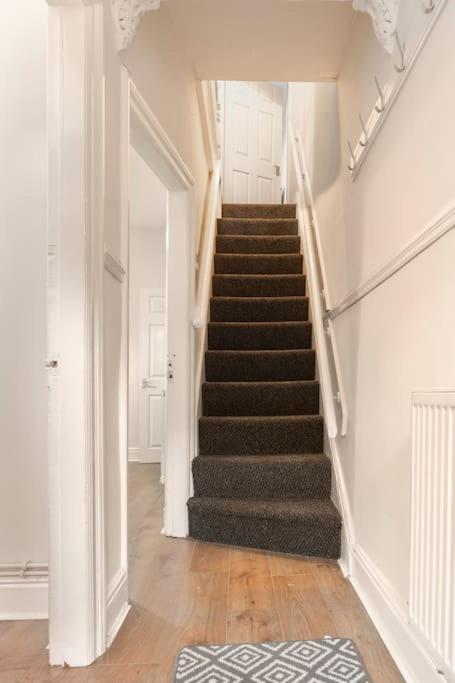 3-bedroom Home in Liverpool L15 with FREE Parking - Chambres d’hôtes Liverpool