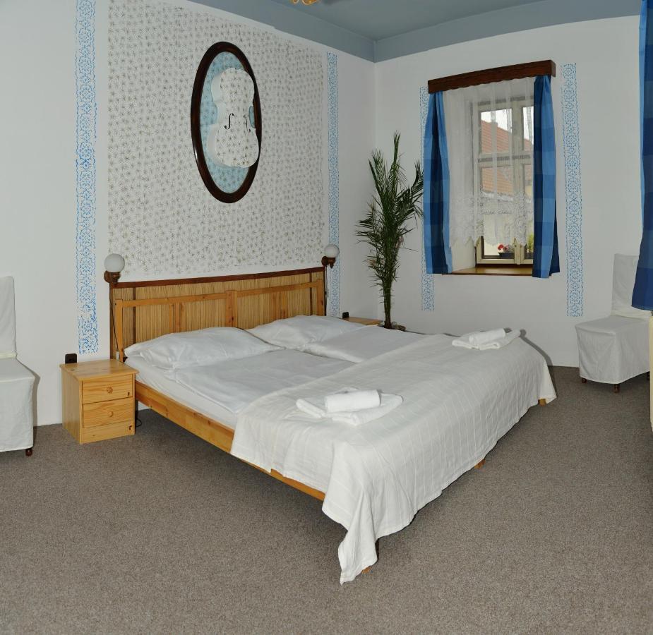 Tweepersoonskamer met 2 Aparte Bedden en een Extra Bed