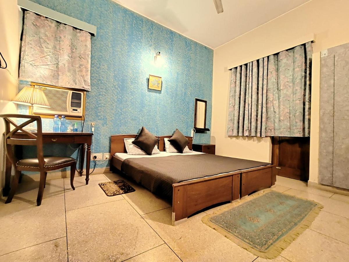 Habitación con cama extragrande y balcón