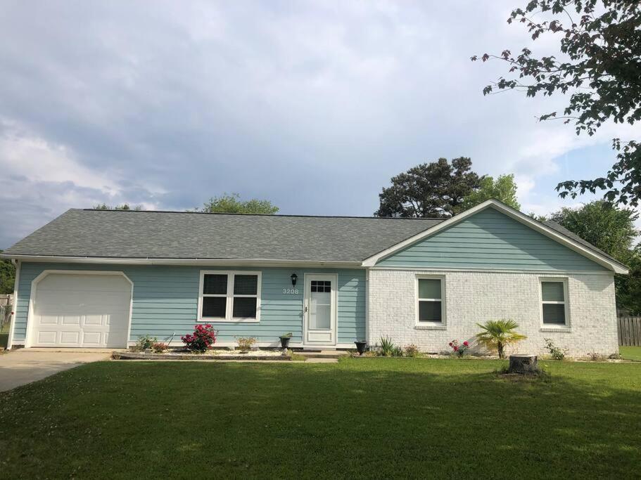 Cozy Home in Central Morehead 5min from the Beach - B&B