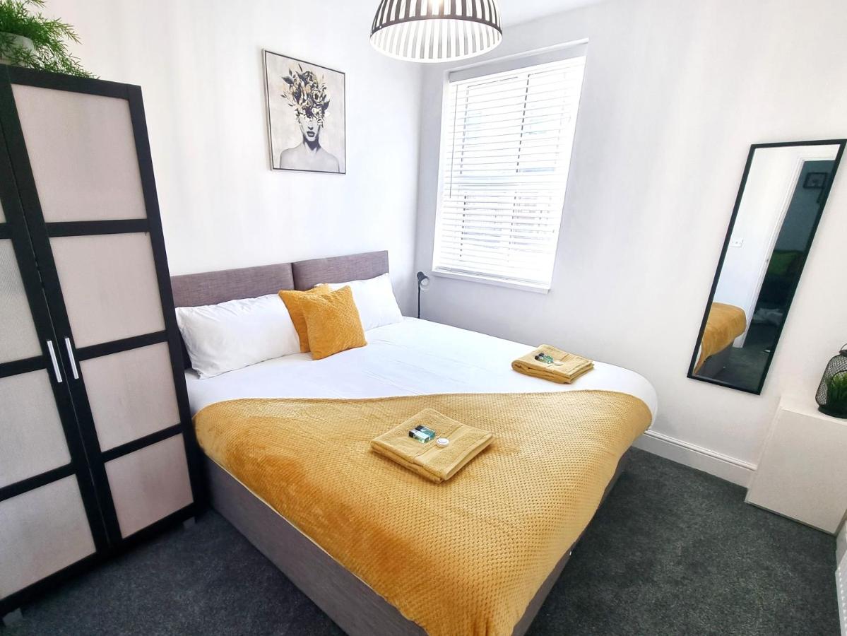 B&B Colchester - STYLISH 2 Bed APARTMENT WITH FREE PARKING, WIFI - Bed and Breakfast Colchester