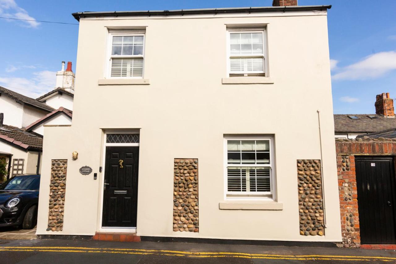 Mulberry Cottage - Cosy 3 Bed Cottage near Lytham Windmill - Bed and Breakfast
