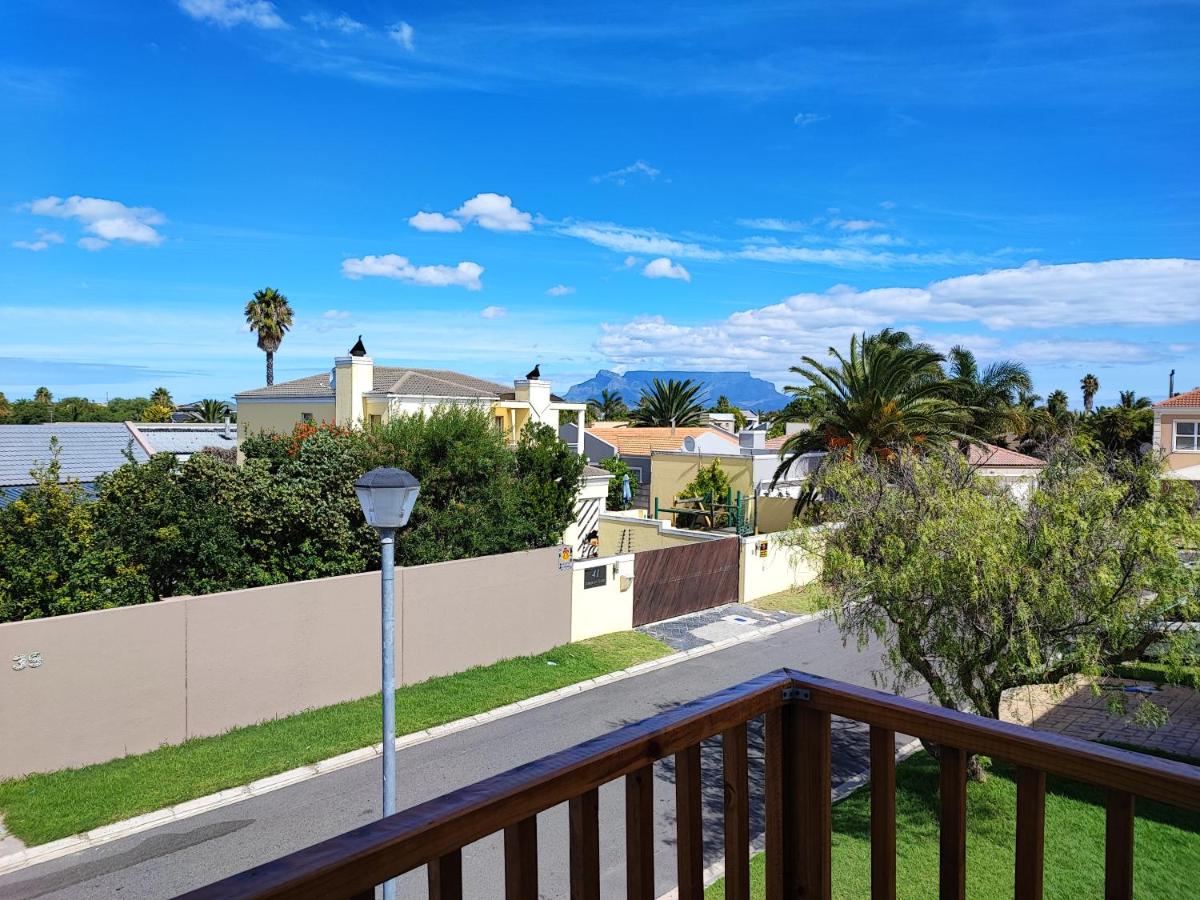 Lovely 2 bedroom condo with balcony and a view! - Ferienwohnung Kapstadt