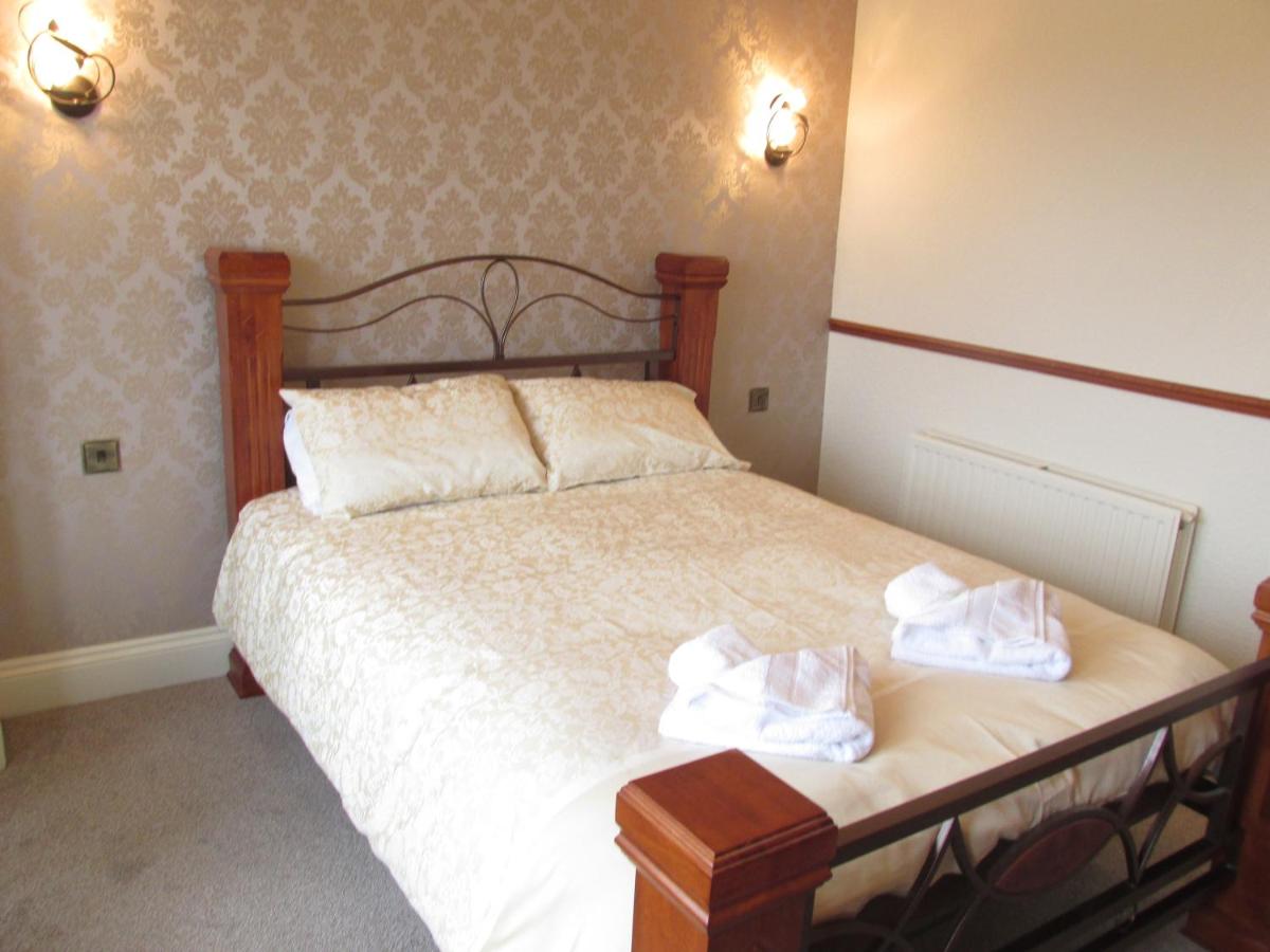 Double Room King Size bed with Sea View and Shared Bathroom