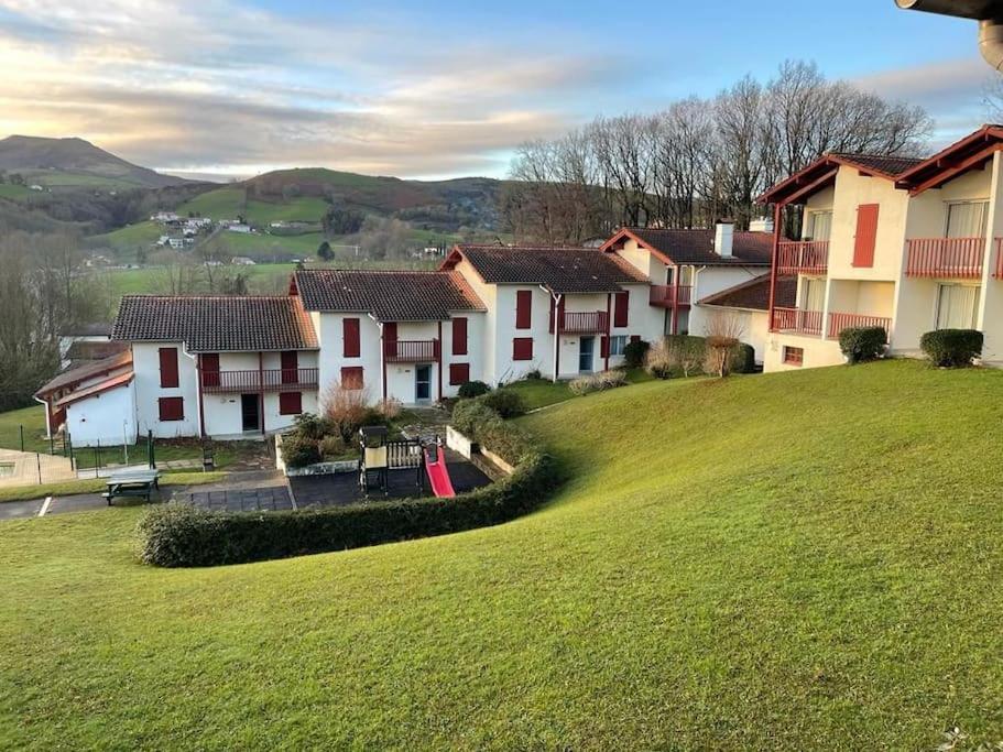 HOSTA Piscine Vue Montagnes - Bed and Breakfast