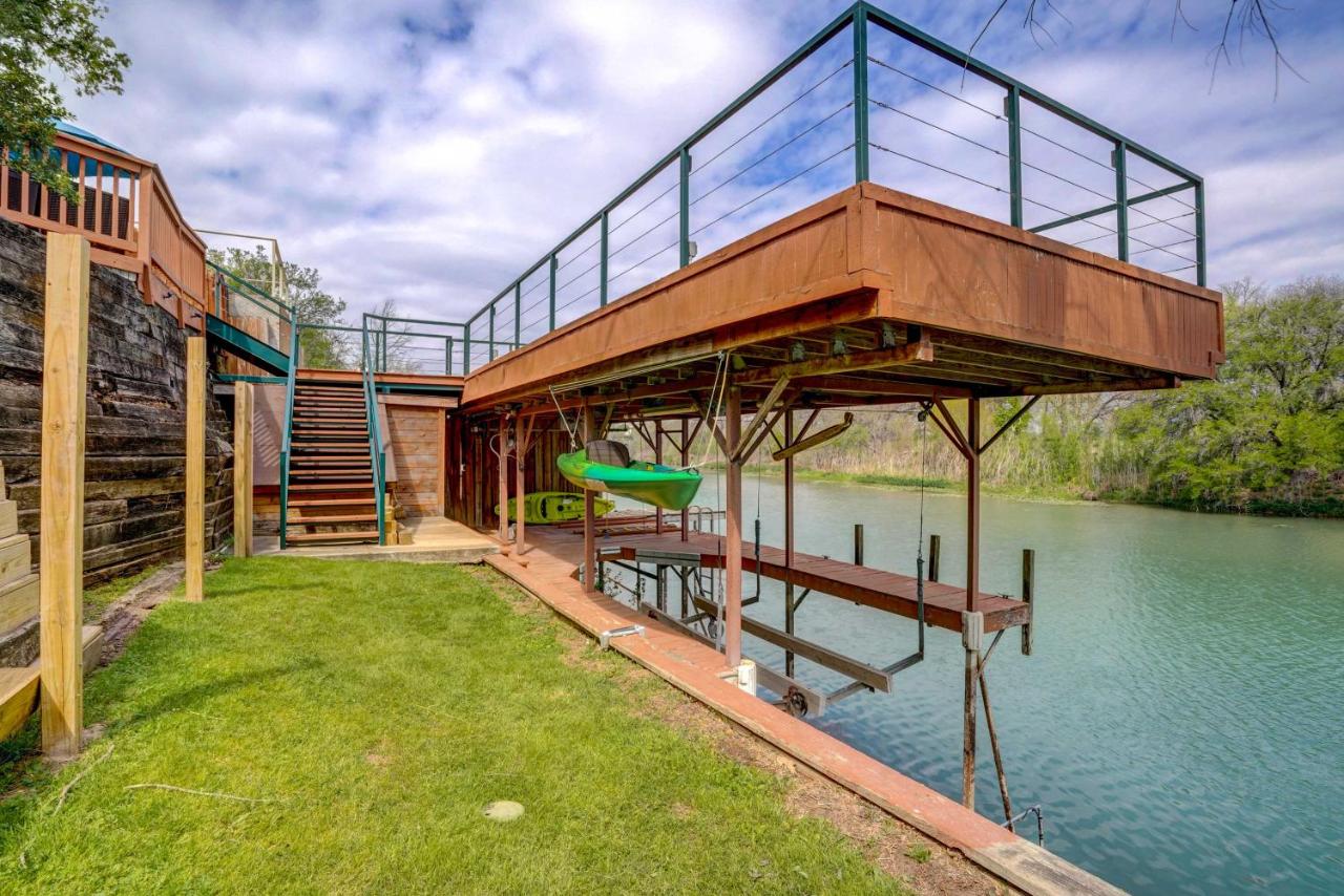 B&B New Braunfels - Private New Braunfels Home with Decks and River Access - Bed and Breakfast New Braunfels