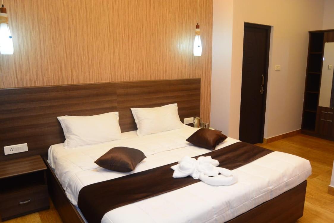 Habitación con cama extragrande y vistas a la montaña