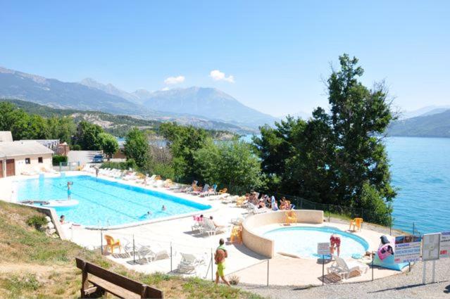 Vue imprenable sur Lac de Serre-Ponçon à Chorges : appt prestige 8 pers - B&B Chorges