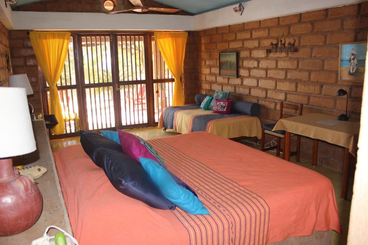 Zimmer mit Kingsize-Bett und Meerblick
