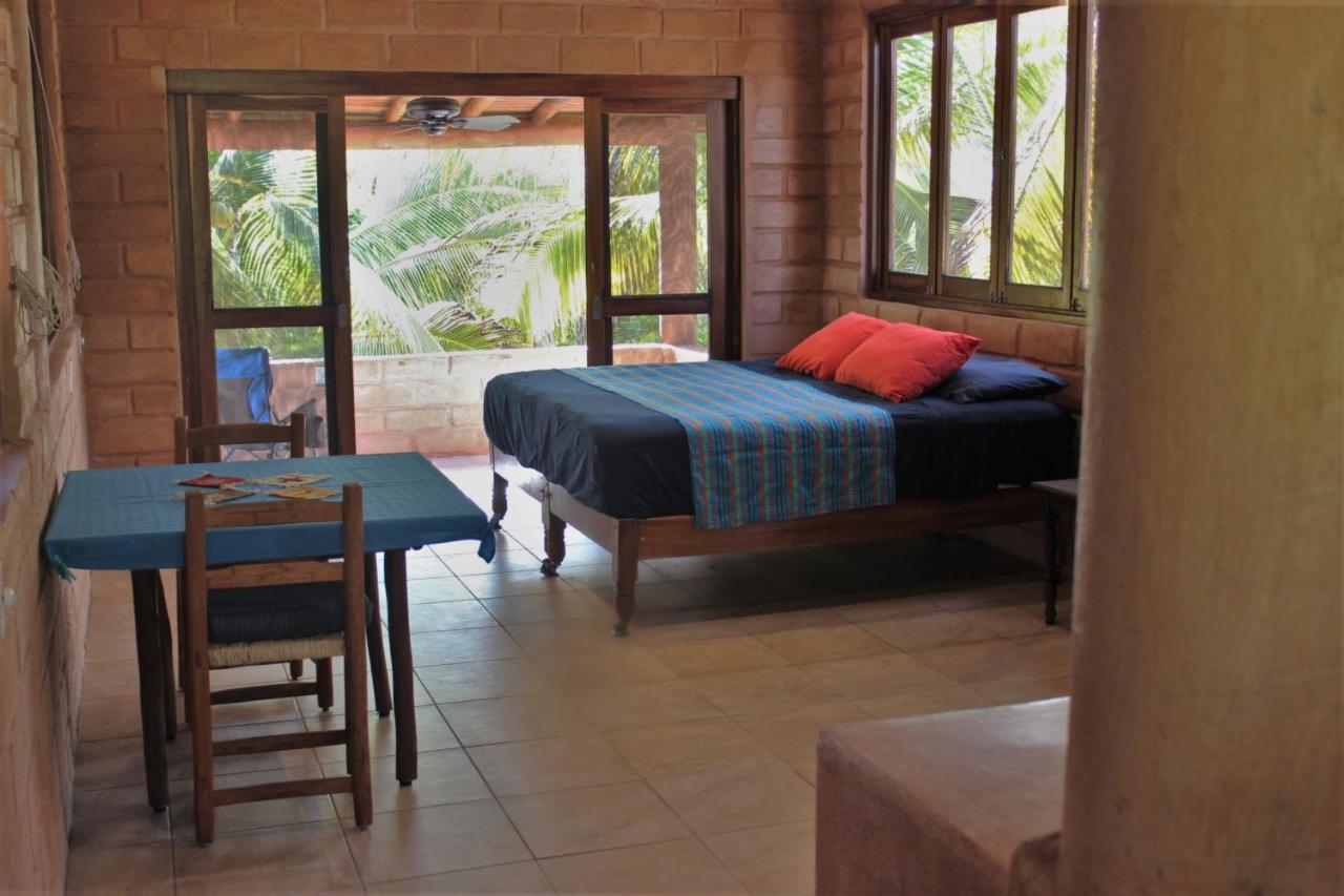 Zimmer mit Kingsize-Bett und Balkon