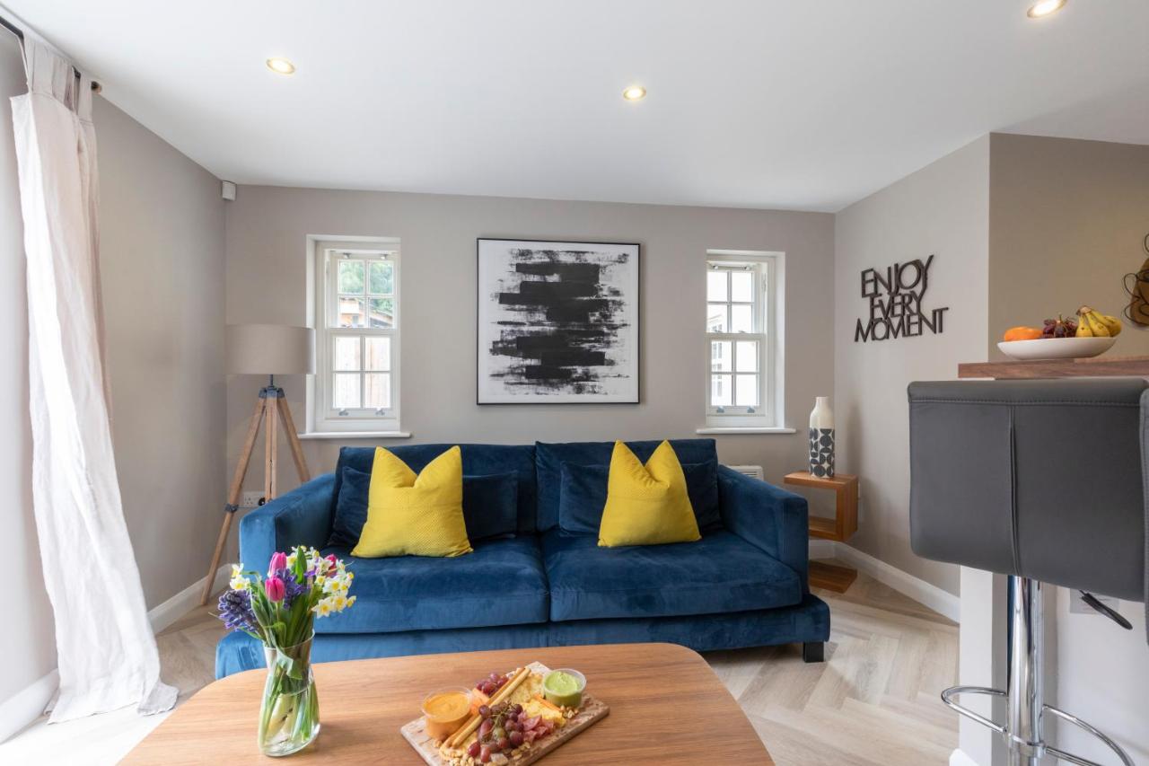 B&B Cheltenham - Elliot Oliver - 2 Bedroom Garden Apartment With Parking - Bed and Breakfast Cheltenham