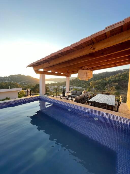 LUXO Casa en Valle de Bravo con jacuzzi y espectacular vista al lago - Bed and Breakfast