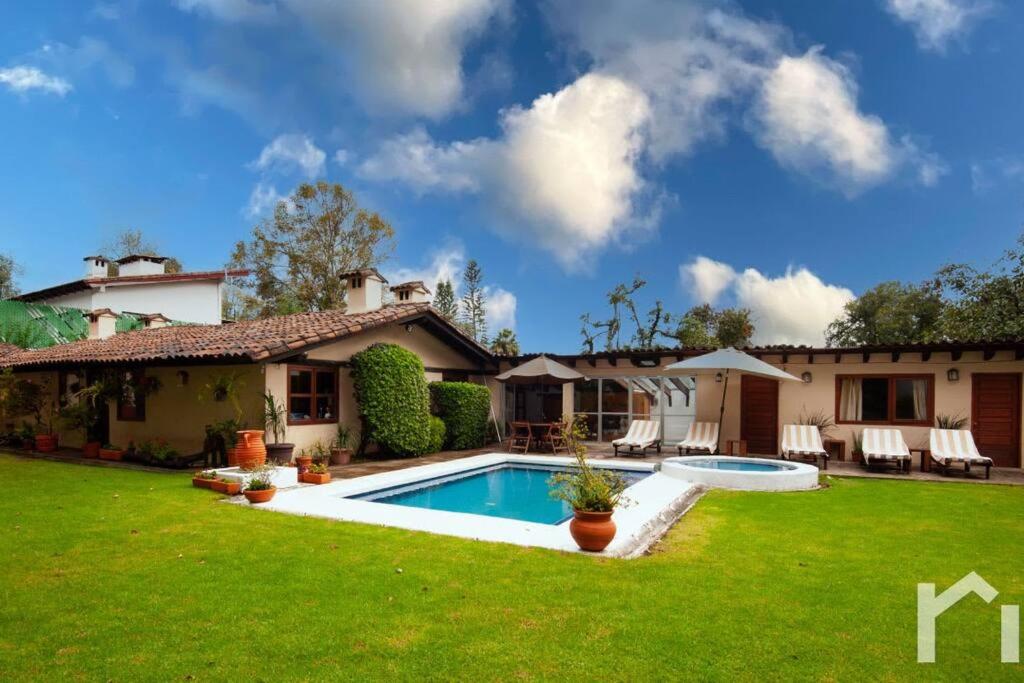 Gran Casa en Avándaro con Alberca - Bed and Breakfast