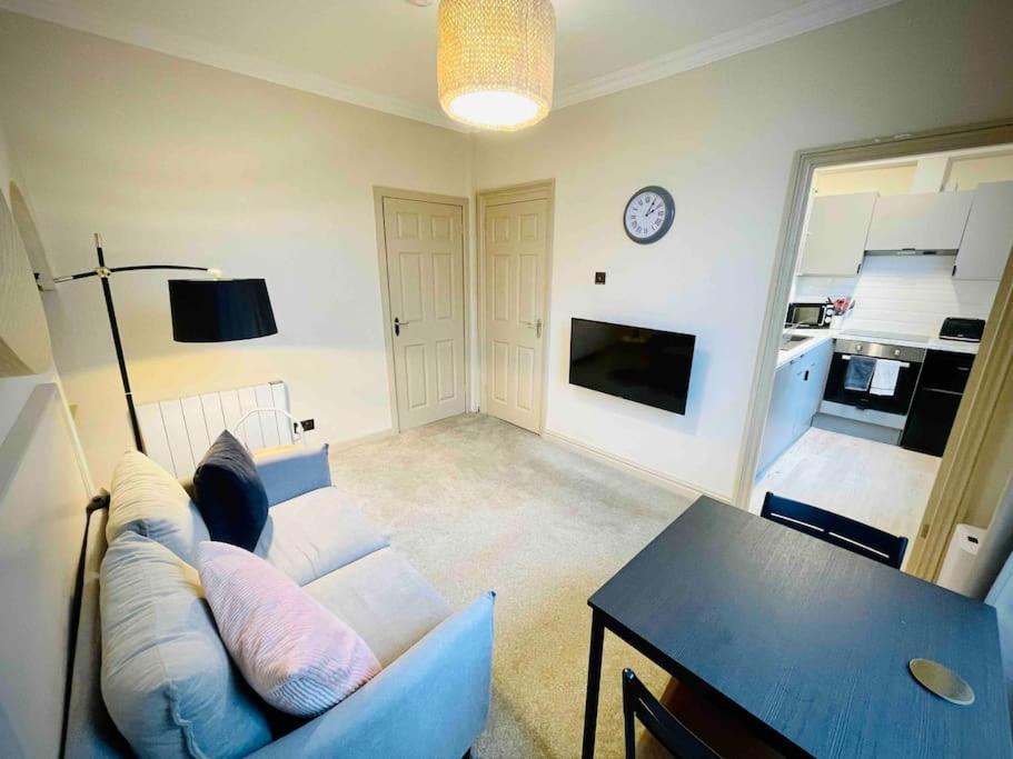 Newly refurbished, central apartment with permit parking - B&B