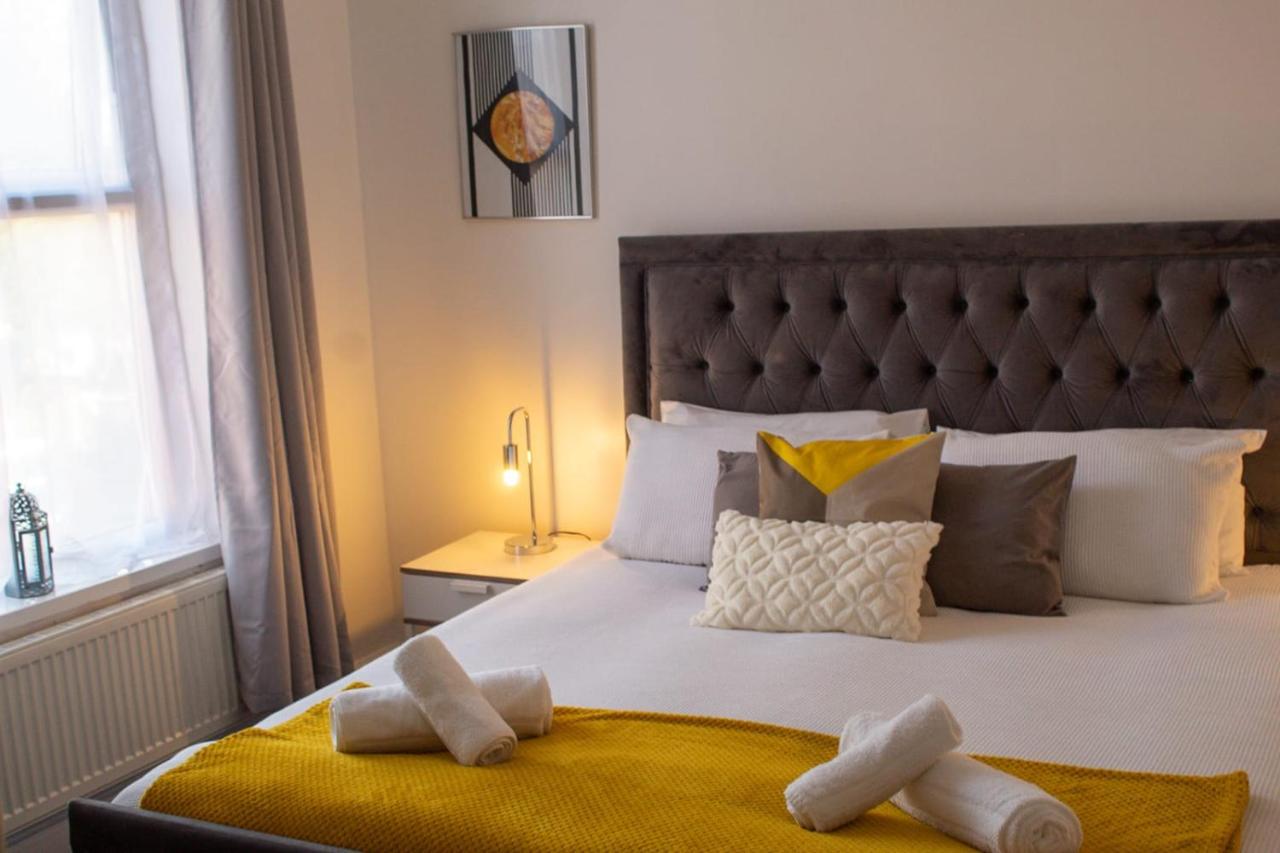 B&B Birmingham - SHM Stays Great for long term stays & Short Stays, 15 min drive to City Centre & Airport 2 min walk to Shops and Train Station - Bed and Breakfast Birmingham