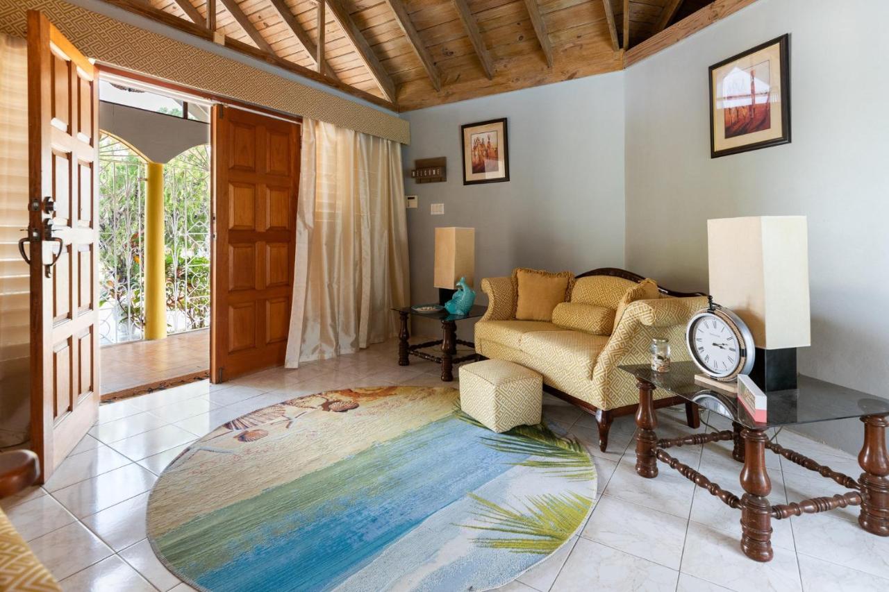 B&B Montego Bay - Yancey Largo Villa with Private Pool - Bed and Breakfast Montego Bay