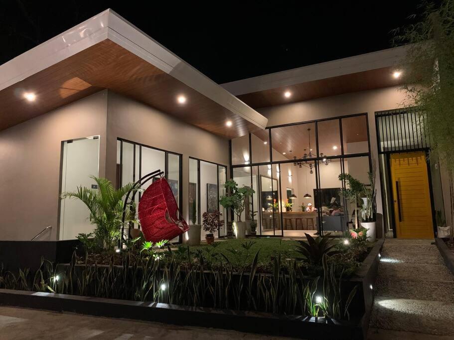 B&B Cavite City - The Great Molave SUPERIOR ROOM - Bed and Breakfast Cavite City