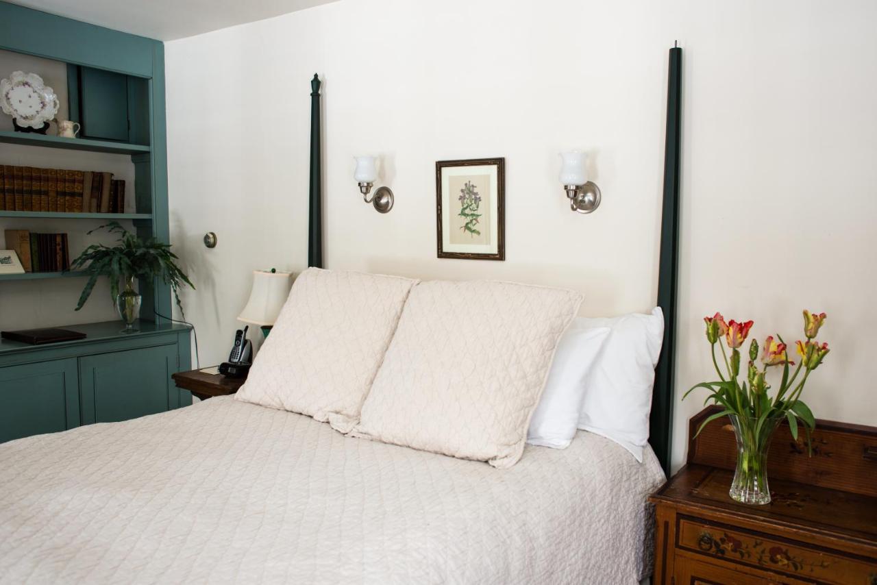 Queen Room with Full Bath and Balcony