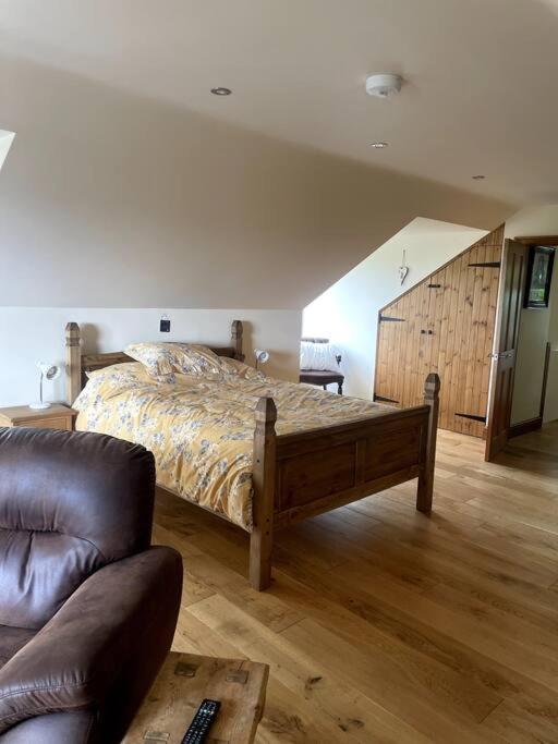 B&B Bideford - Open plan area sleeping up to 2 adults & 2 children - Bed and Breakfast Bideford