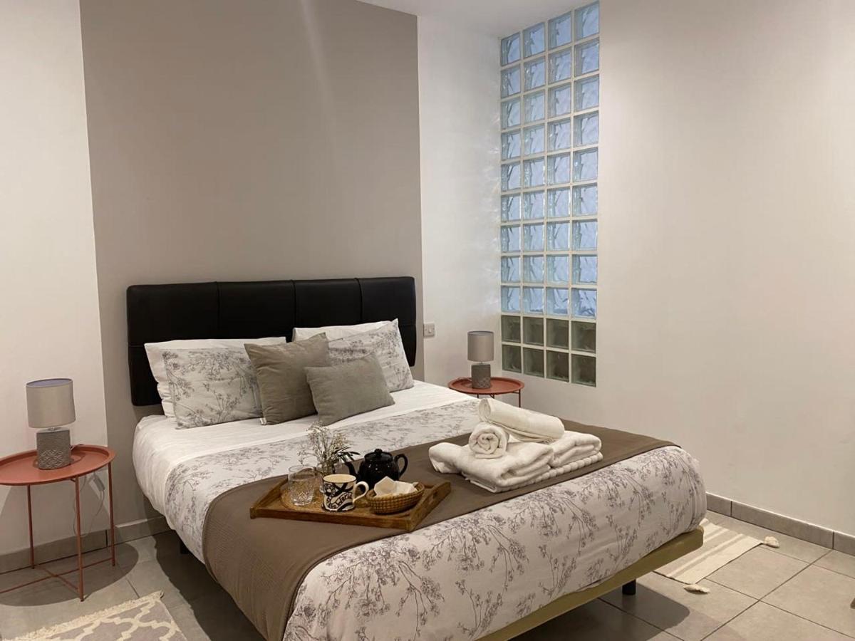 B&B Gibraltar - 2BR in the Zoko contemporary and convenient - Bed and Breakfast Gibraltar