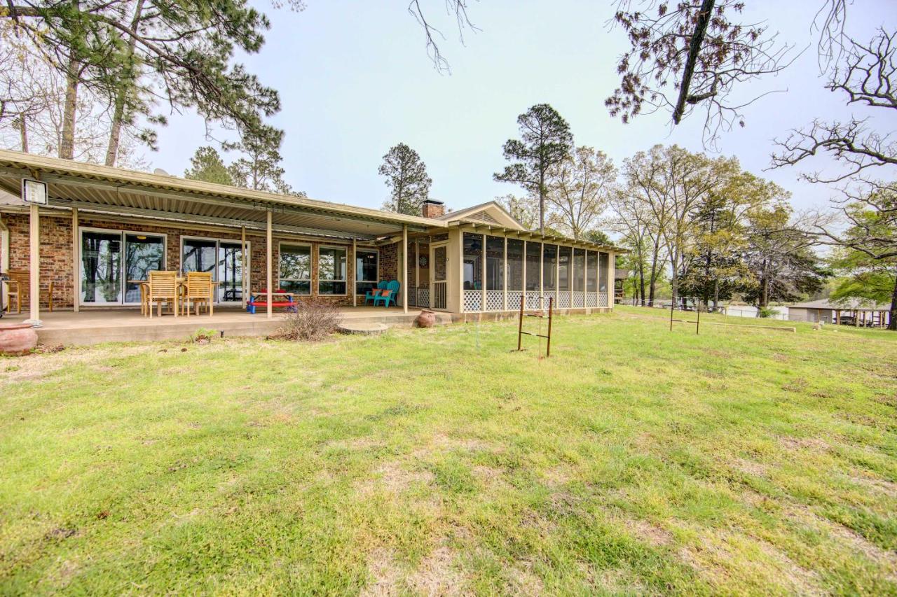 Mineola Lake House with Dock and Fire Pit! - Chambres d’hôtes