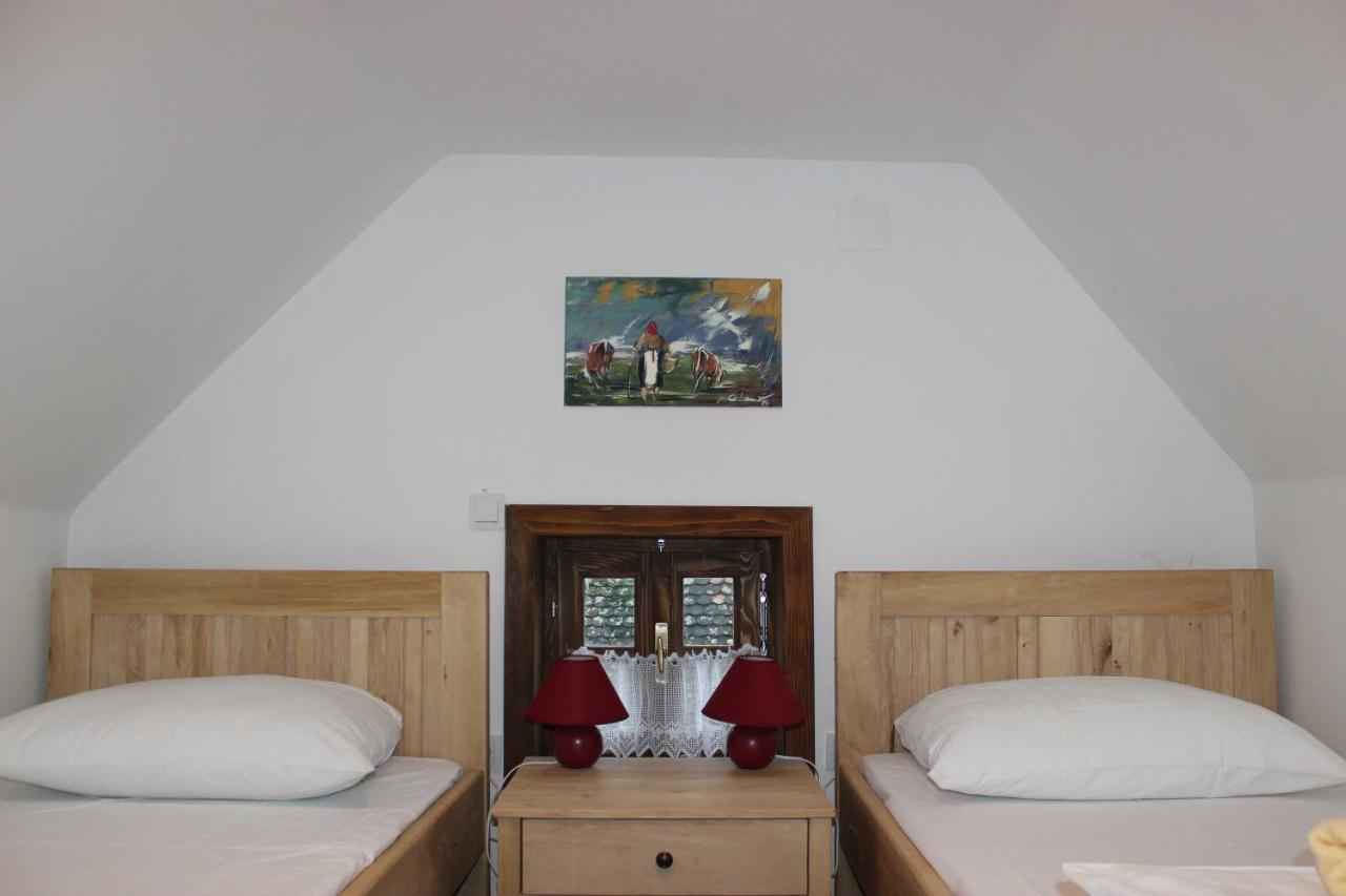 Dreibettzimmer mit eigenem externen Bad