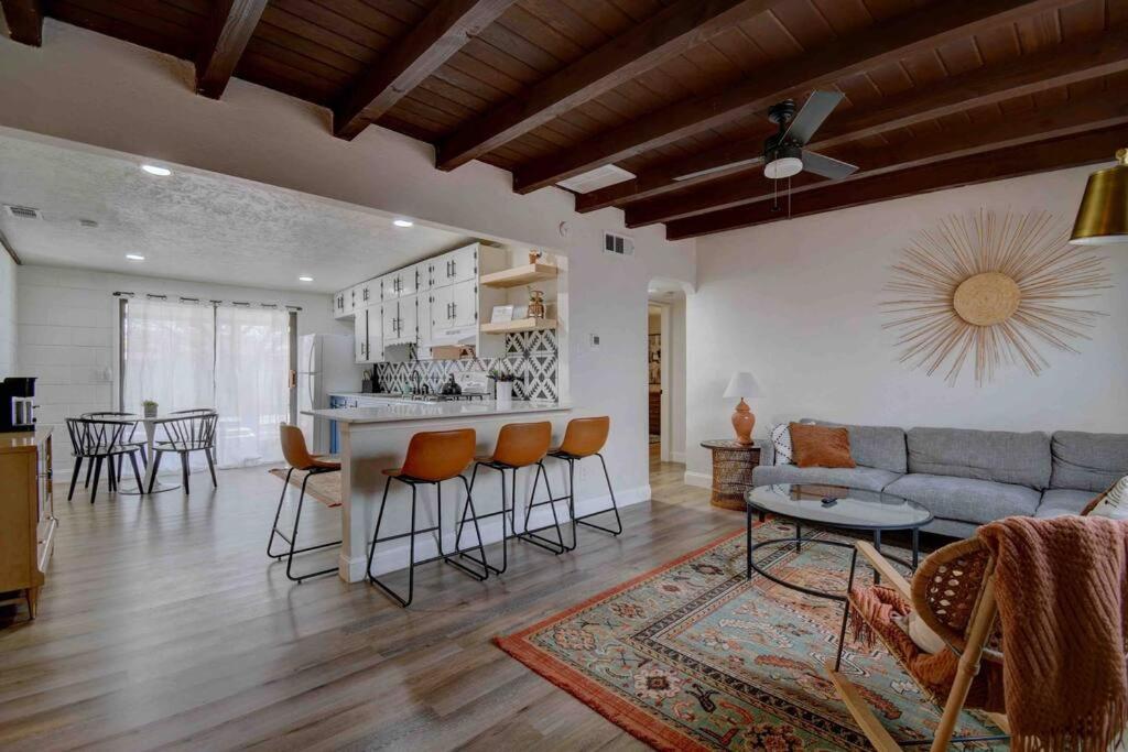 Casa Charleston-3BR-2Bath-HOT TUB-Pet Friendly-No Pet Fees! - B&B Albuquerque