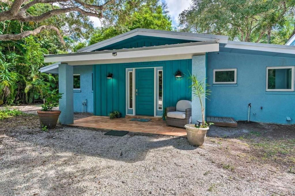 Miles of Private Beach-4BR Beach Access Cottage with SUPs Kyaks-Pets Ok - B&B Englewood
