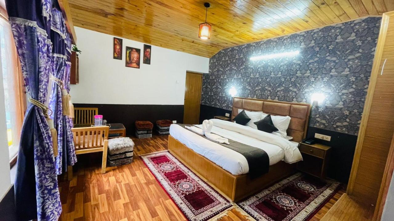 B&B Manāli - Hotel Hilltop At Mall Road Manali With Open Terrace - Bed and Breakfast Manāli