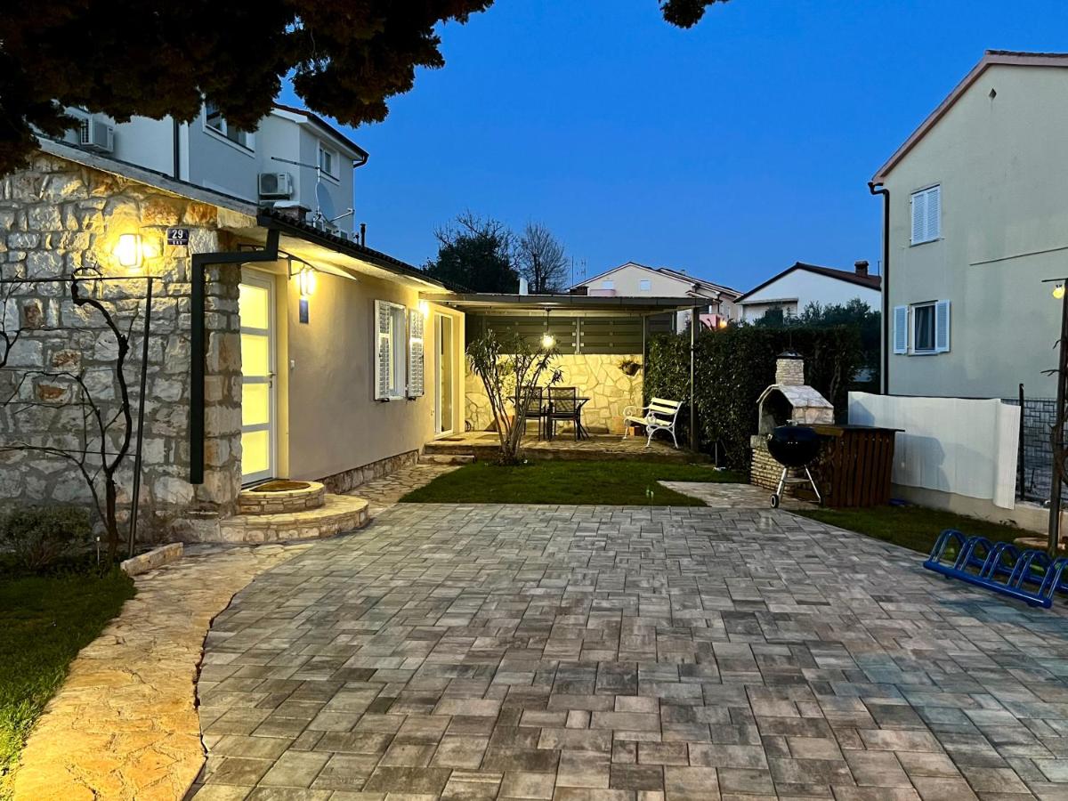 Holiday house "Laurus Garden" with private parking - B&B Medulin