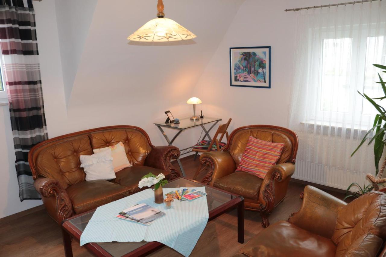 B&B Friedrichshafen - Ferienwohnungen Michaela Bucher 1. Obergeschoss mit Ladesäule - Bed and Breakfast Friedrichshafen