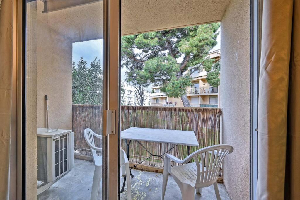 Les Comtadins - PARKING Gratuit - Balcon - Clim - B&B