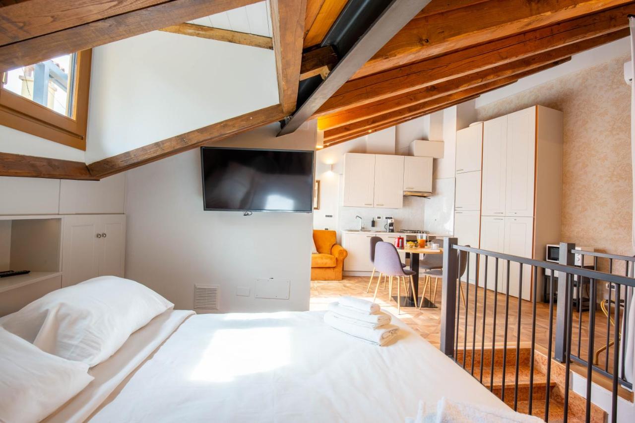 Suite con bañera de hidromasaje y cama grande